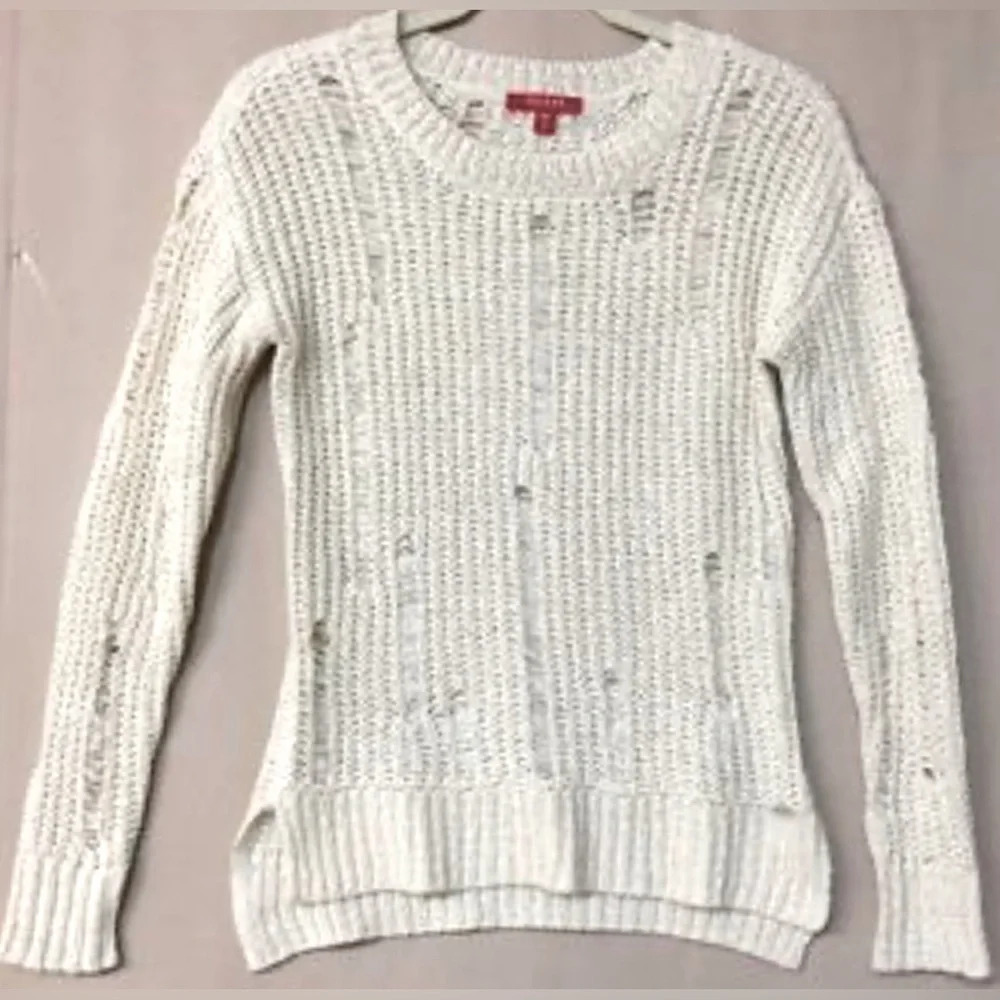 Chic Comfort: GUESS Distressed Summer Sweater in  Cream, Size XS